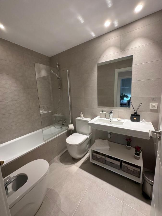 Appartamento A estrenar amplio con piscina y parking Getxo Esterno foto